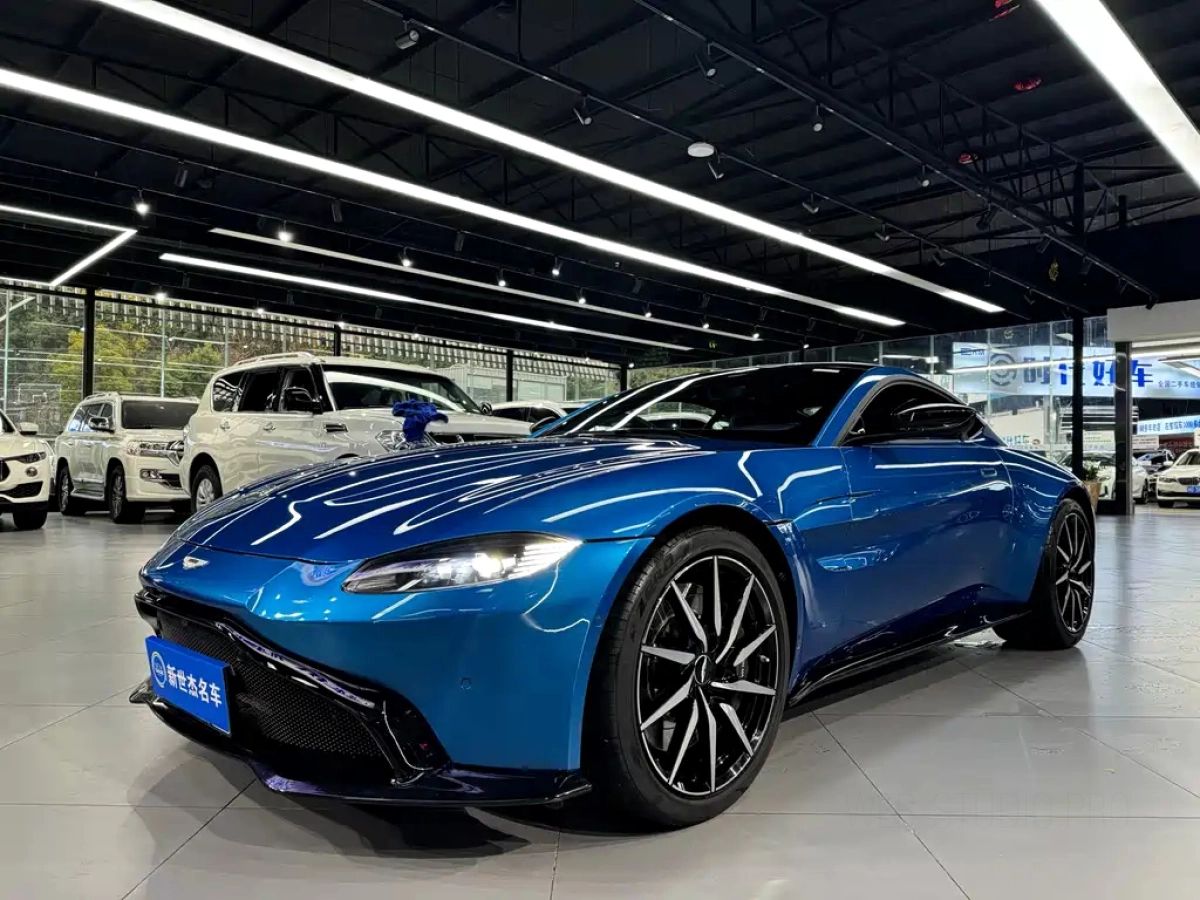 ASTON MARTIN V8 VANTAGE  2020