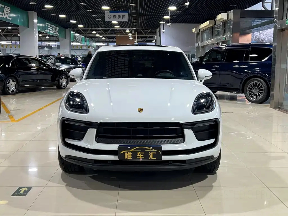 PORSCHE MACAN