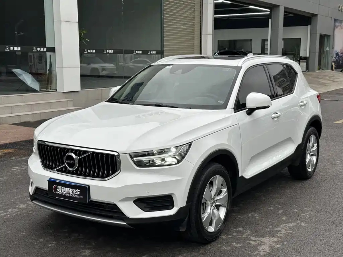 VOLVO XC40