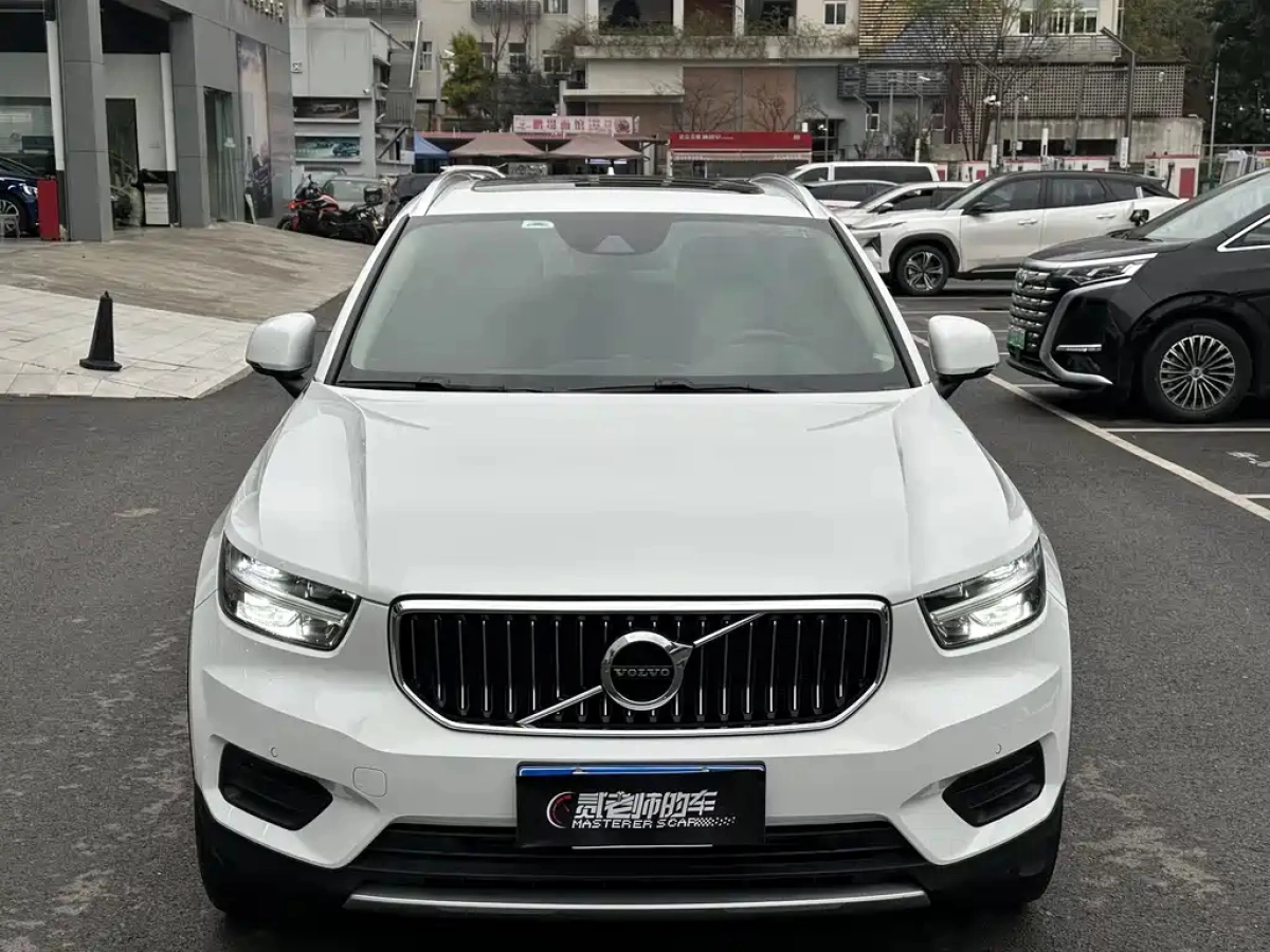 VOLVO XC40