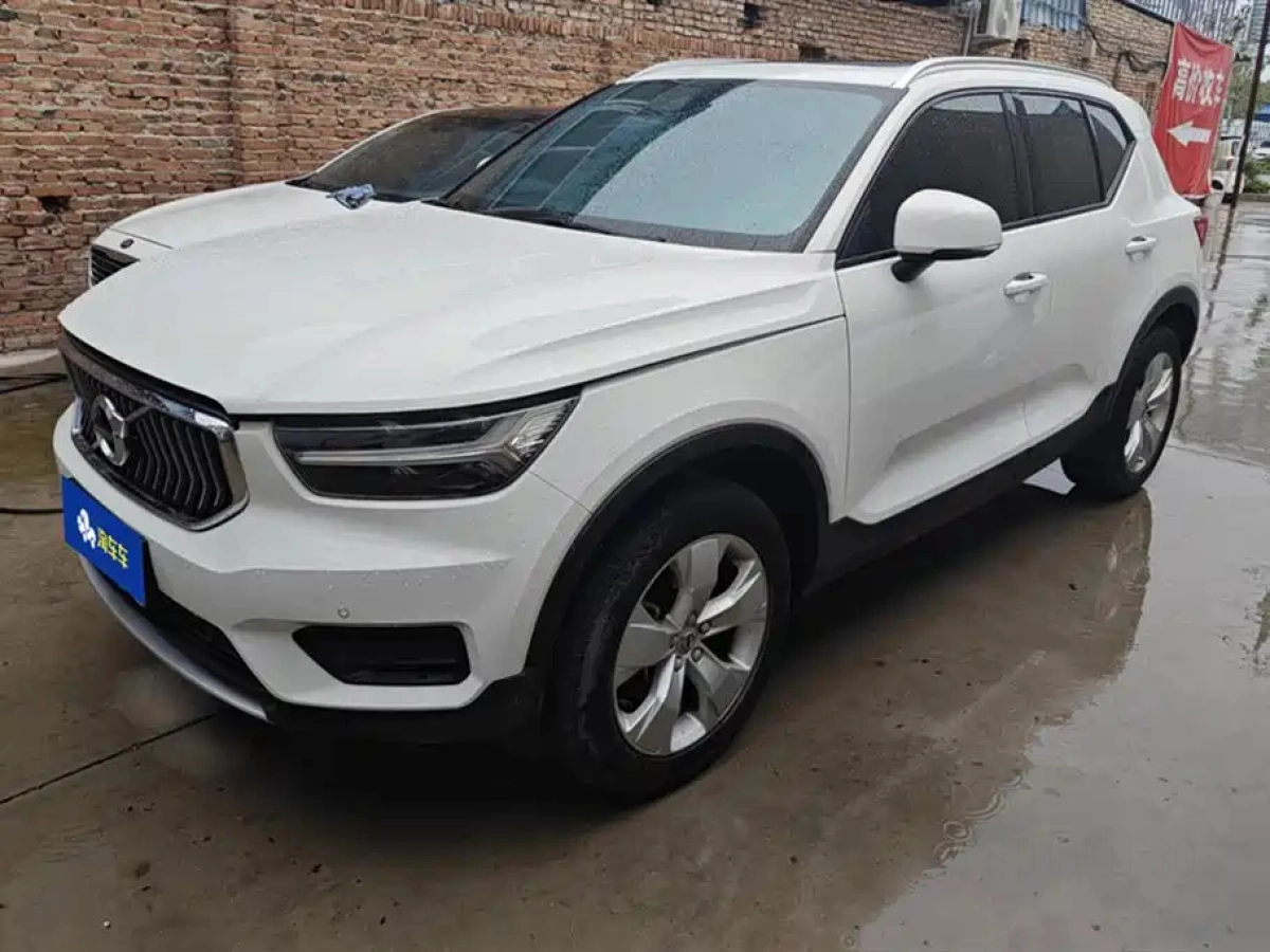 VOLVO XC40