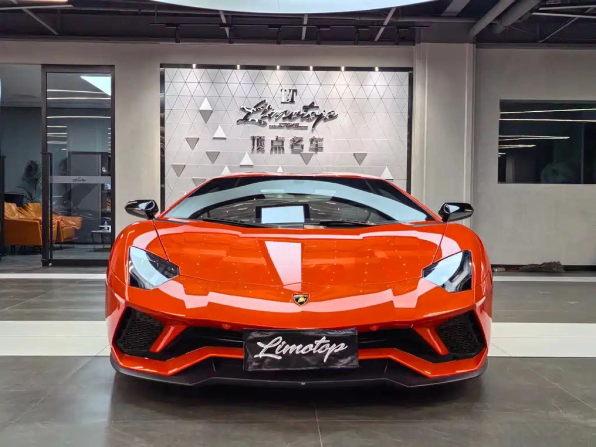 LAMBORGHINI AVENTADOR