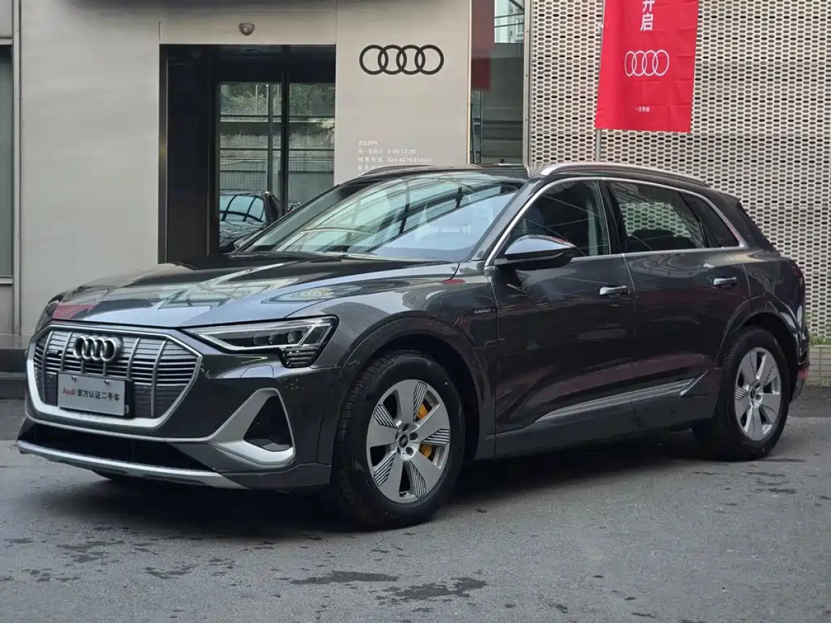 AUDI E-TRON  2026