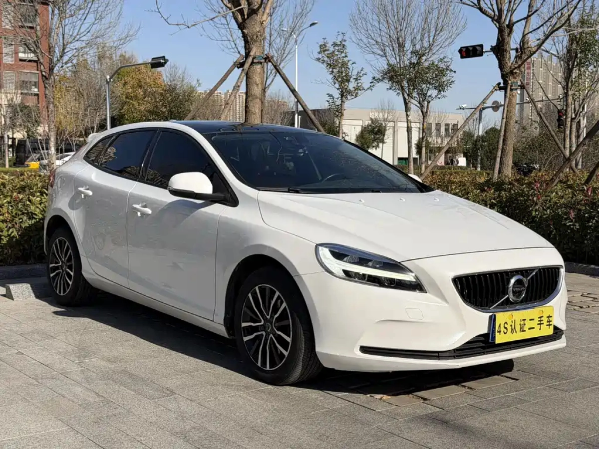 VOLVO V40