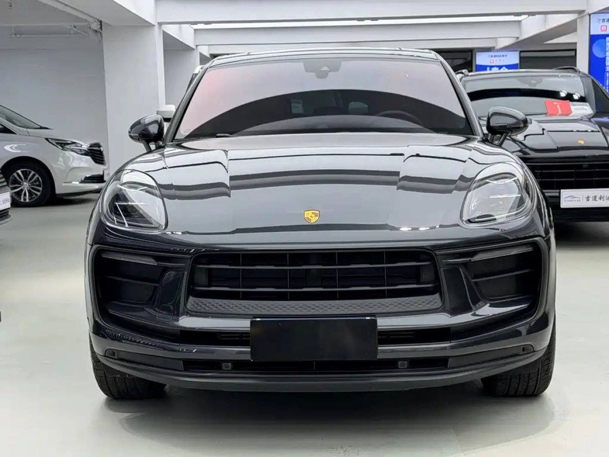 PORSCHE MACAN