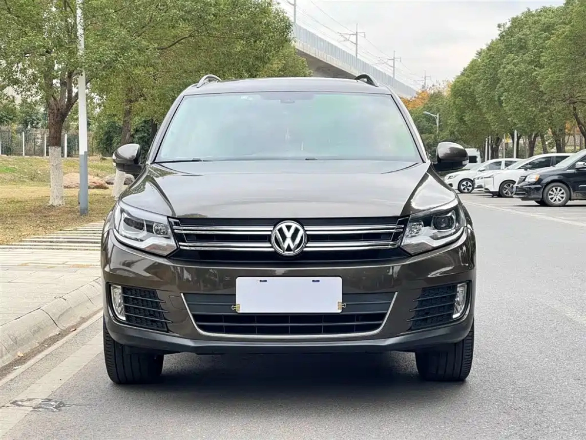 VOLKSWAGEN TIGUAN