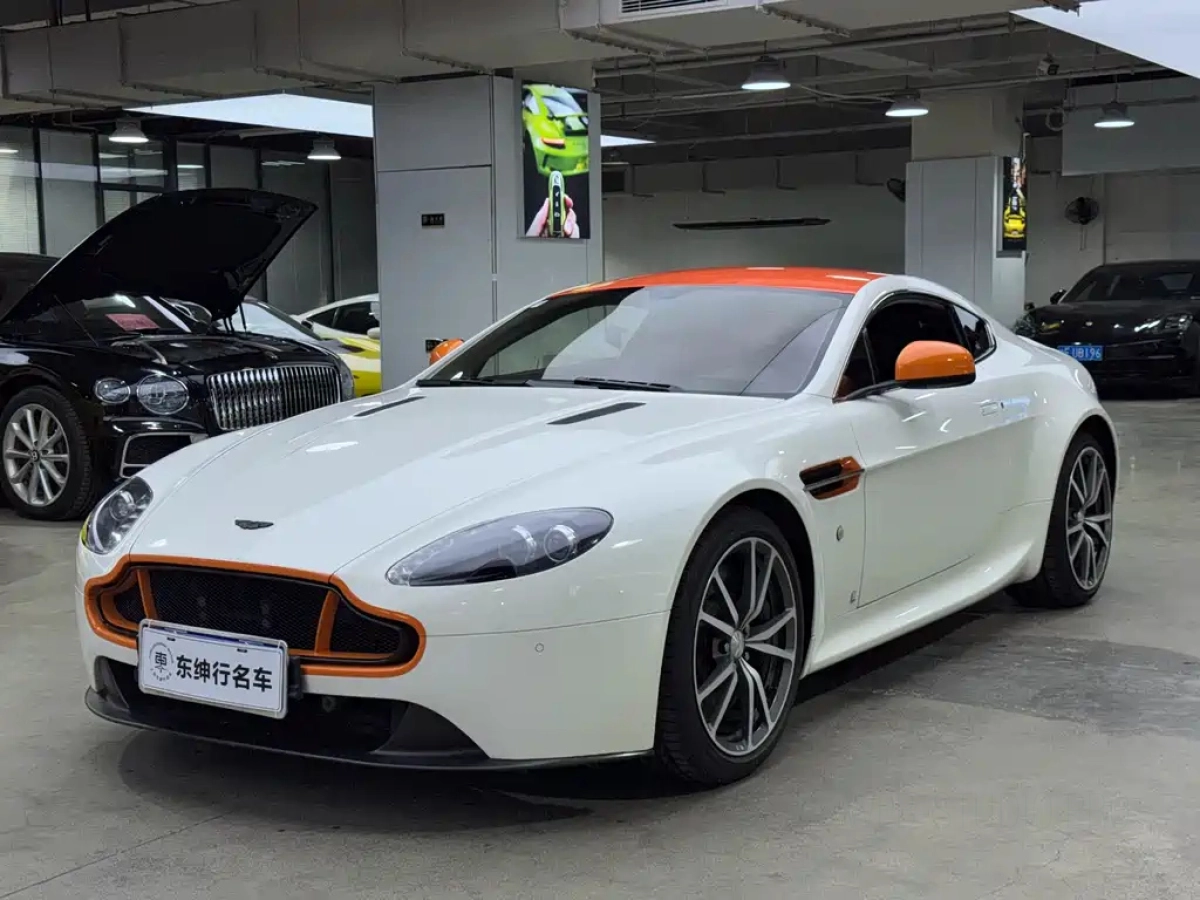 ASTON MARTIN V8 VANTAGE  2019