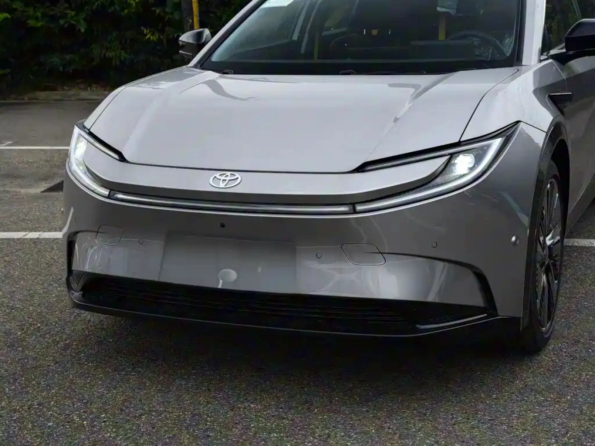TOYOTA BZ5  2025