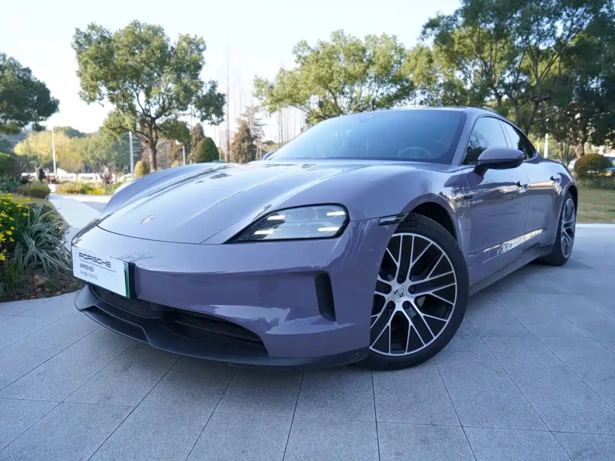 PORSCHE TAYCAN  2025