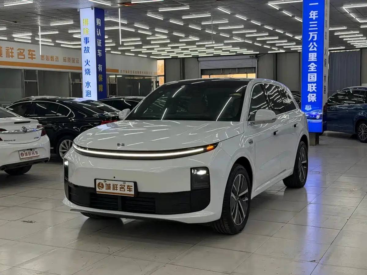 LI AUTO L6  2025
