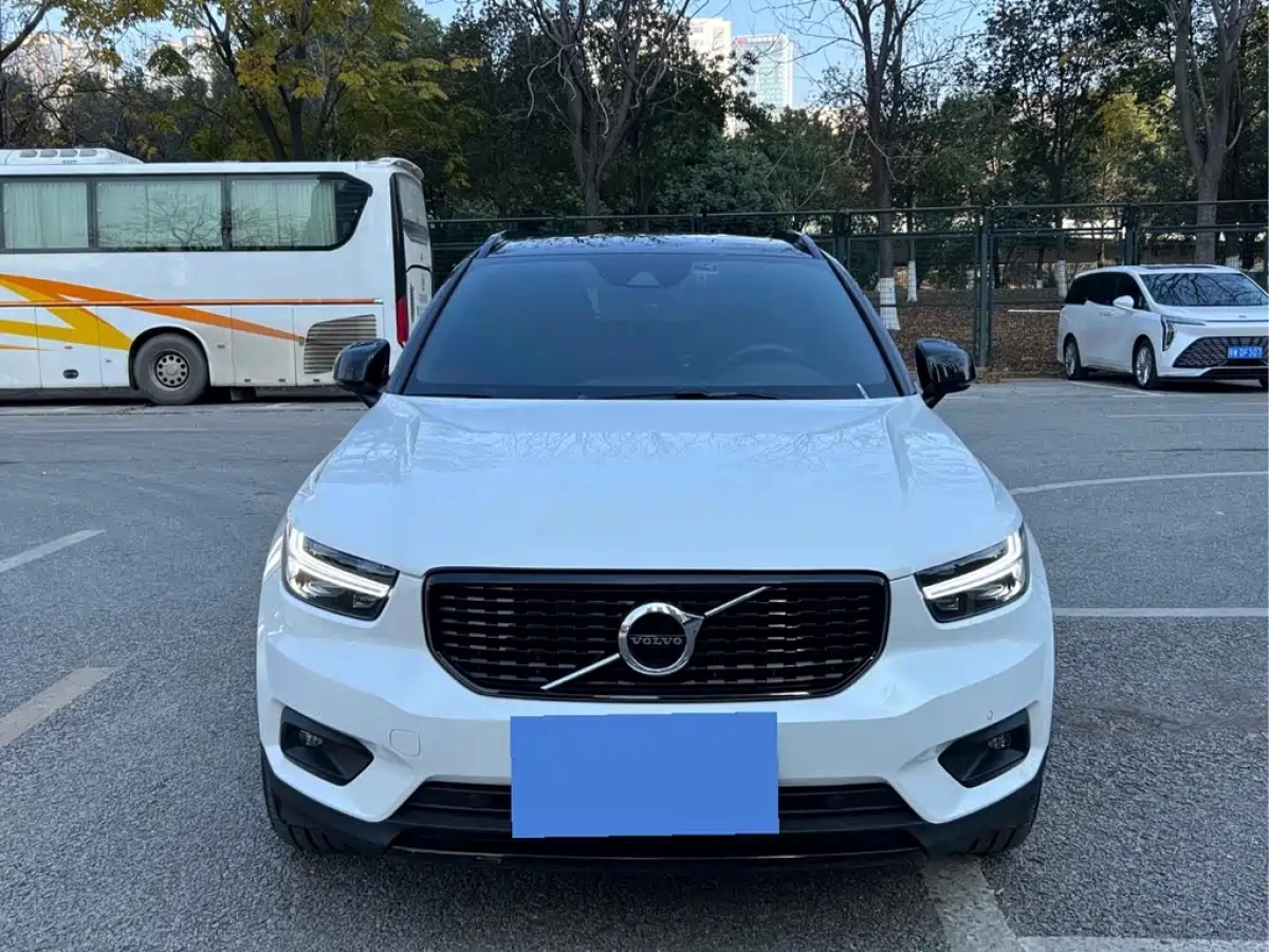 VOLVO XC40
