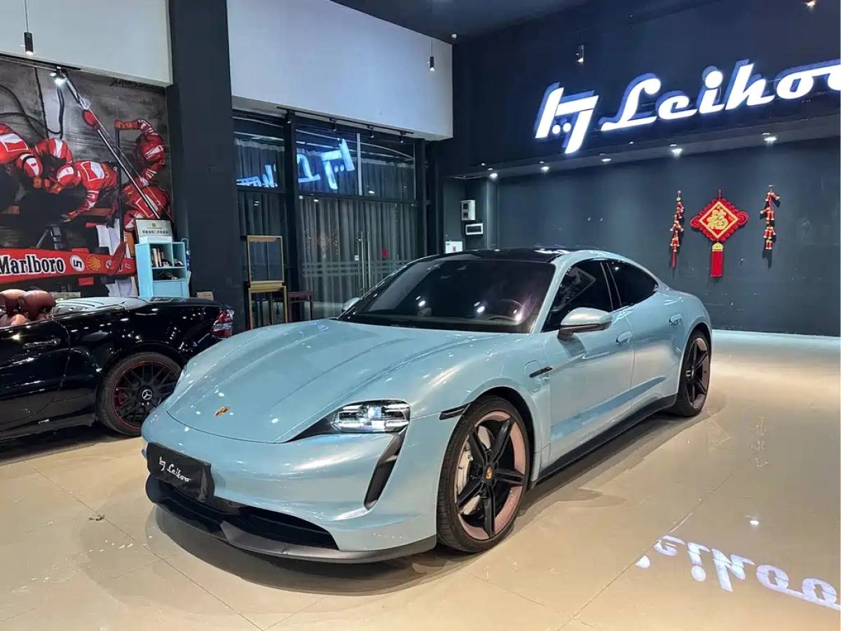 PORSCHE TAYCAN  2024