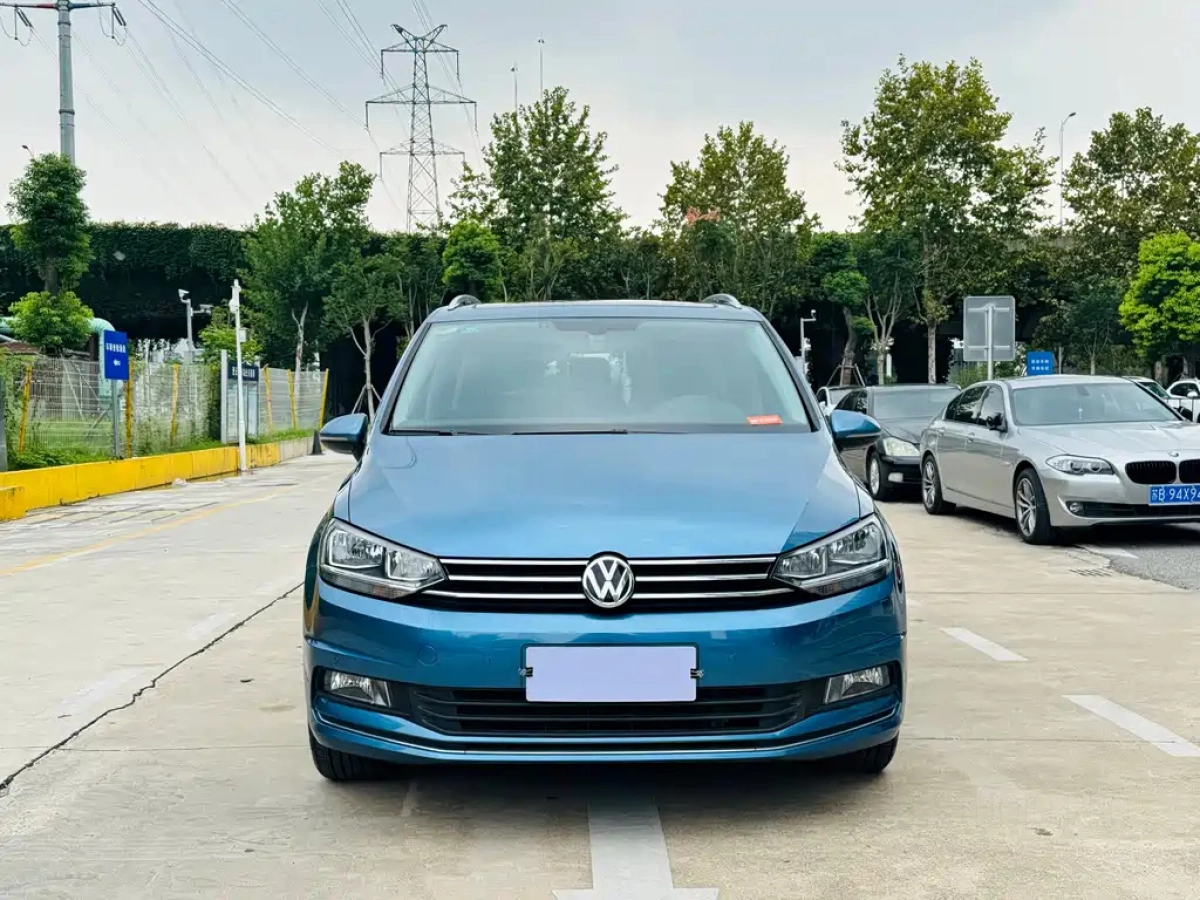 VOLKSWAGEN TOURAN