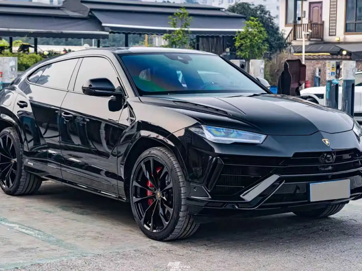 LAMBORGHINI URUS  2025