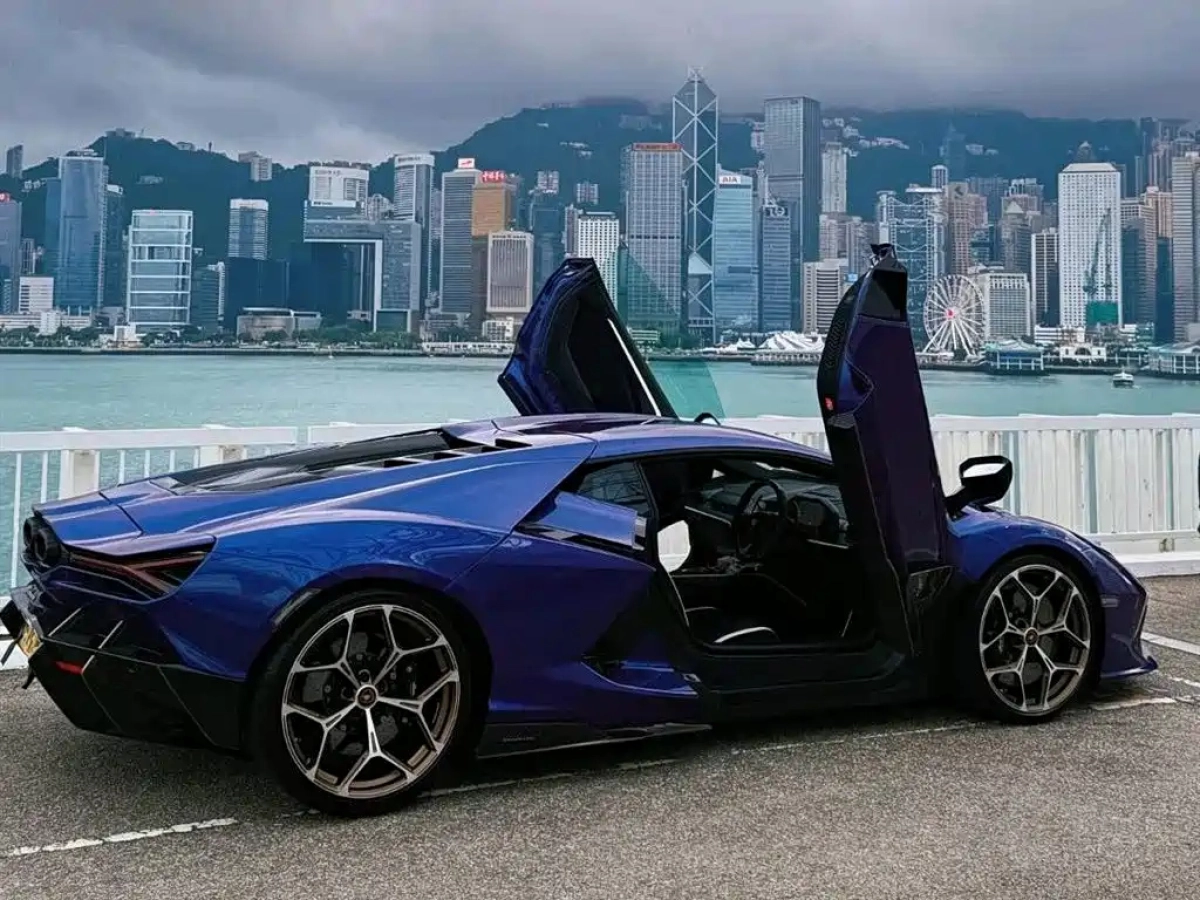 LAMBORGHINI REVUELTO