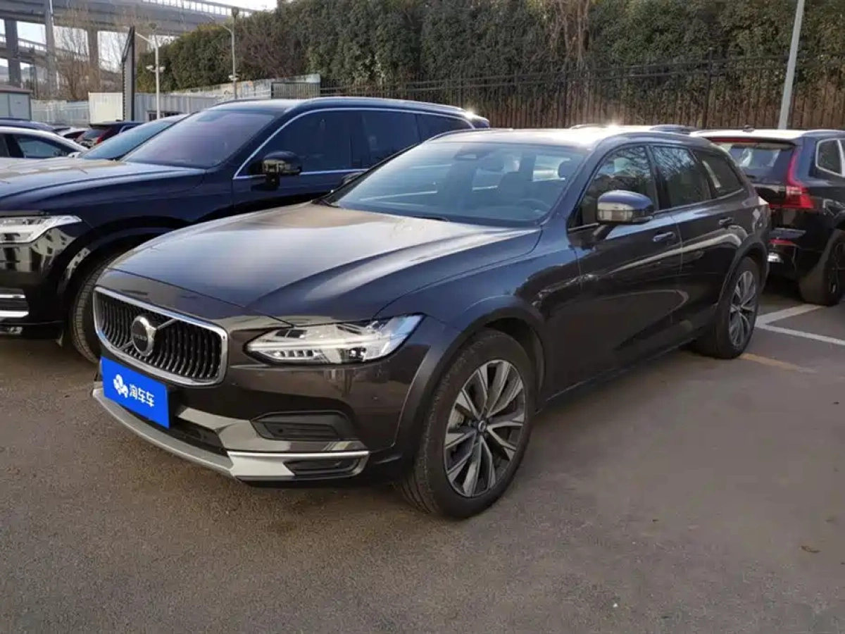 VOLVO V90  2025