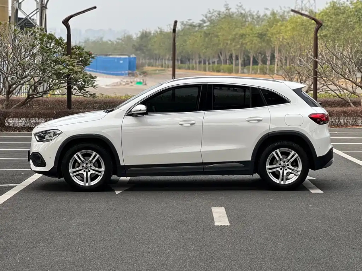 MERCEDES-BENZ GLA
