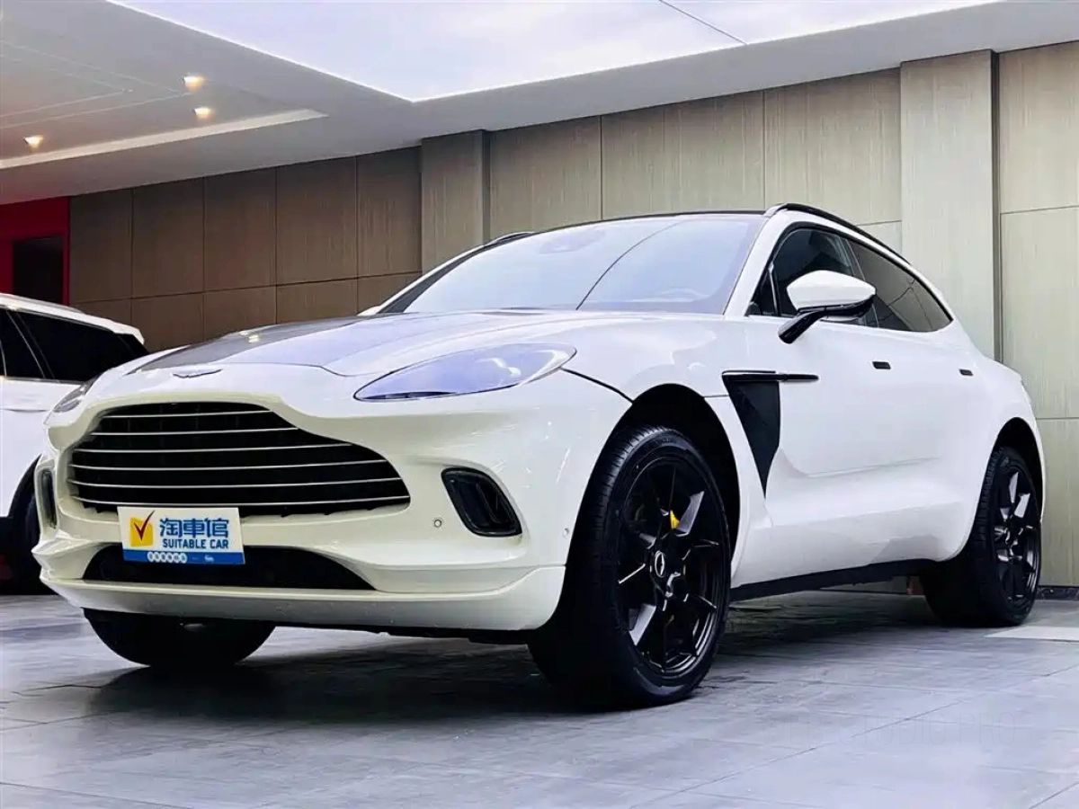 ASTON MARTIN DBX  2021