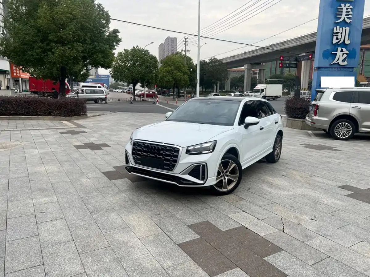 AUDI Q2L  2025
