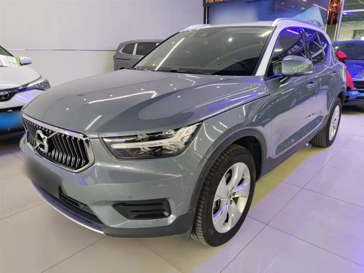 VOLVO XC40