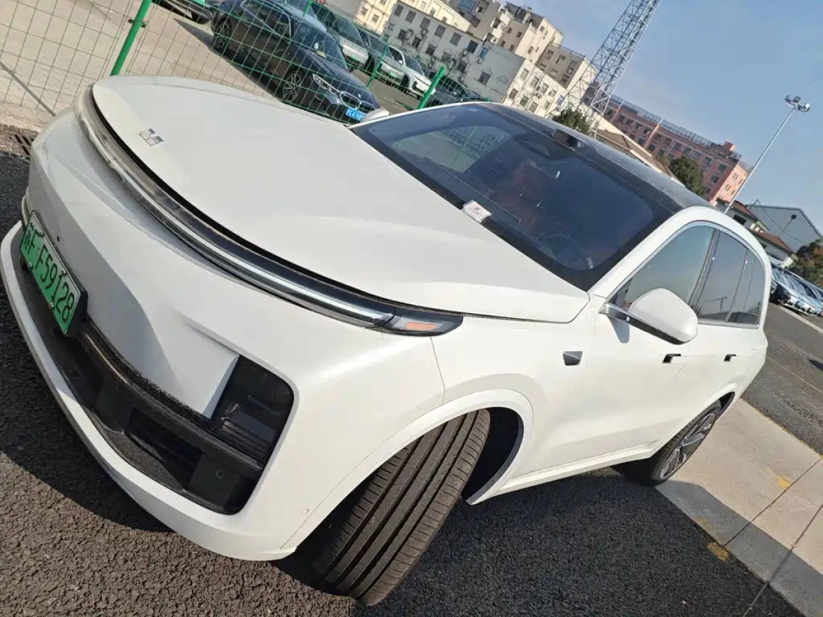 LI AUTO L8  2025