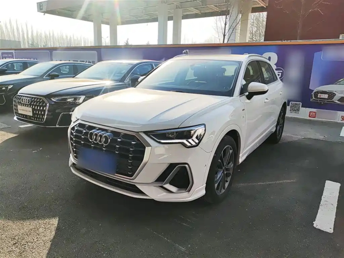 AUDI Q3