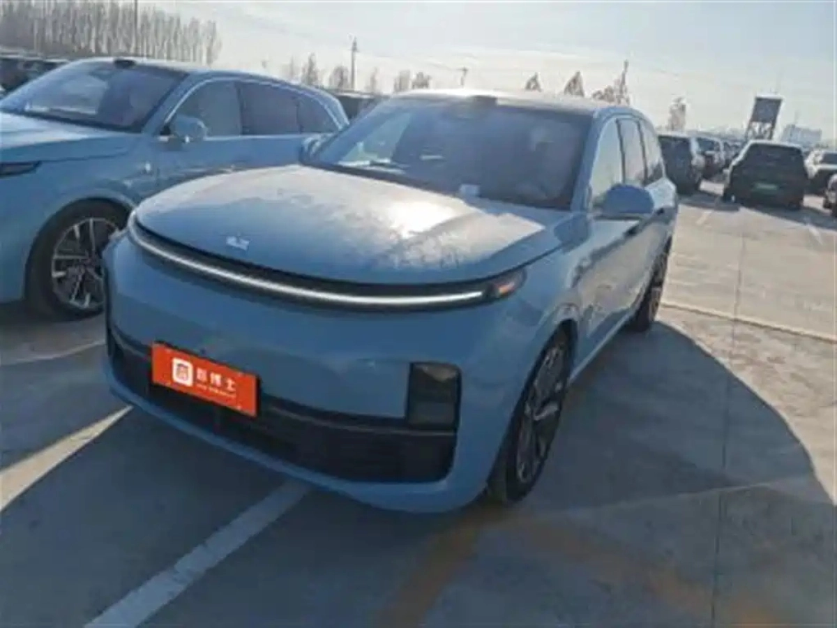 LI AUTO L8  2025