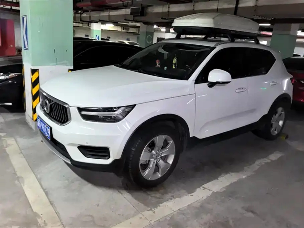 VOLVO XC40