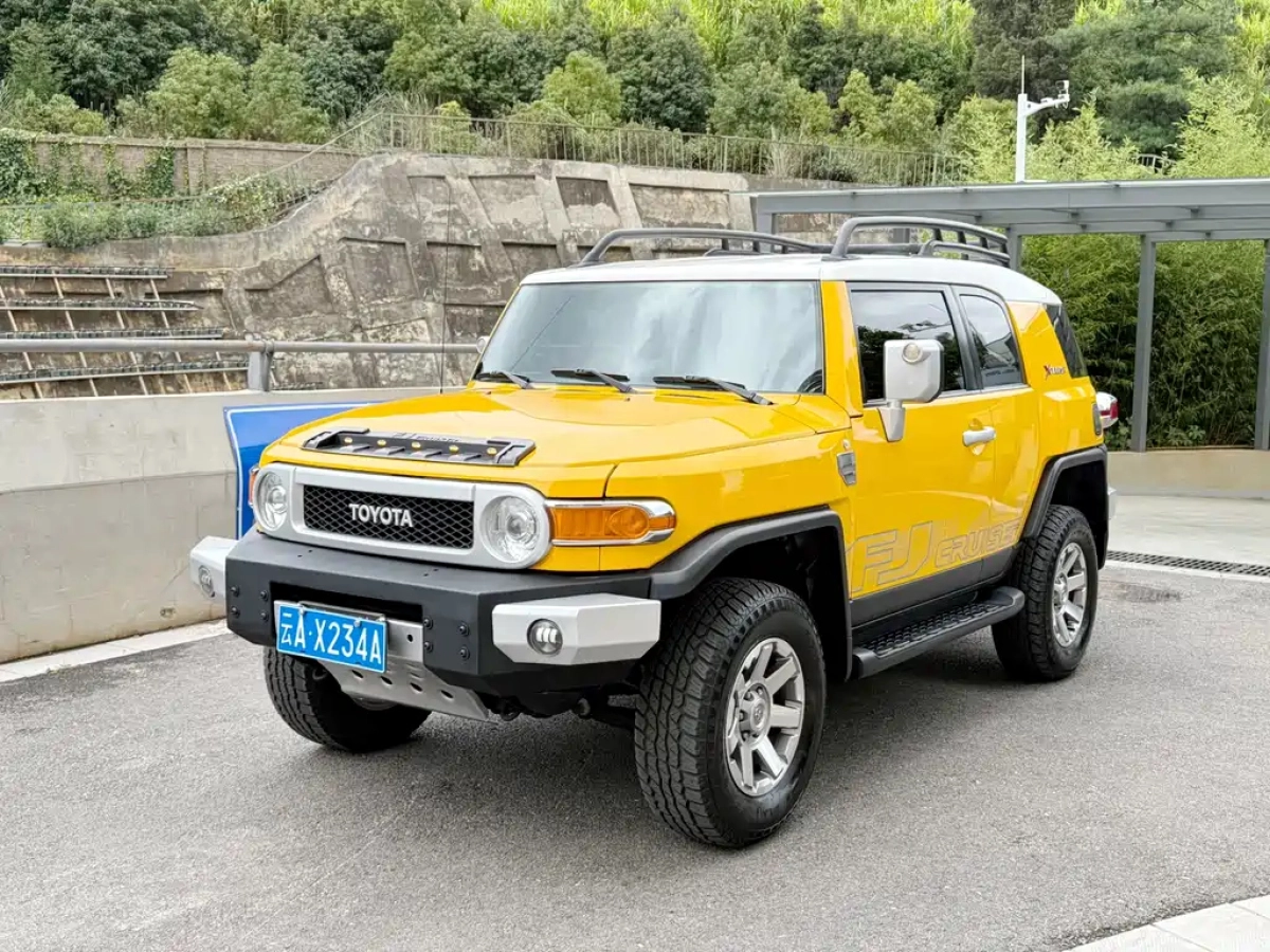 TOYOTA FJ CRUISER