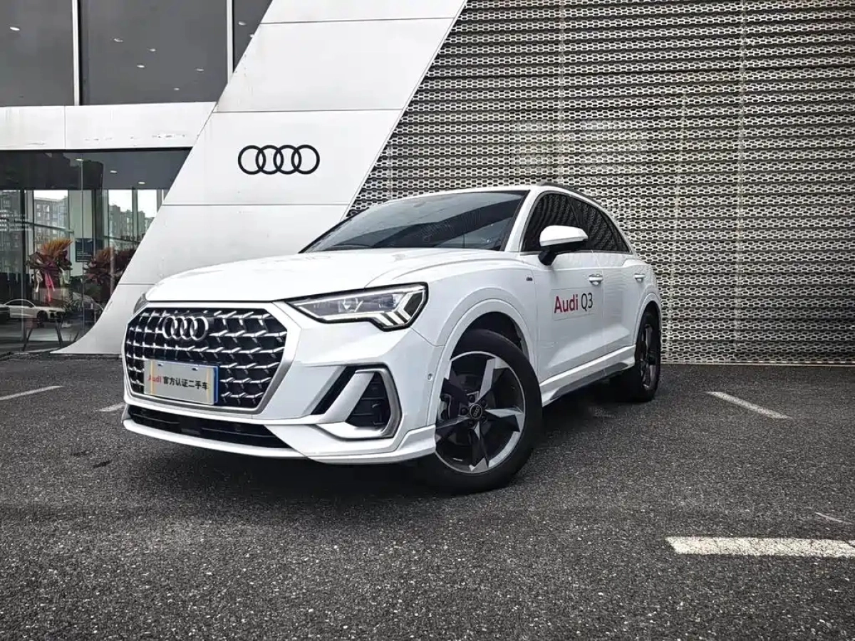 AUDI Q3