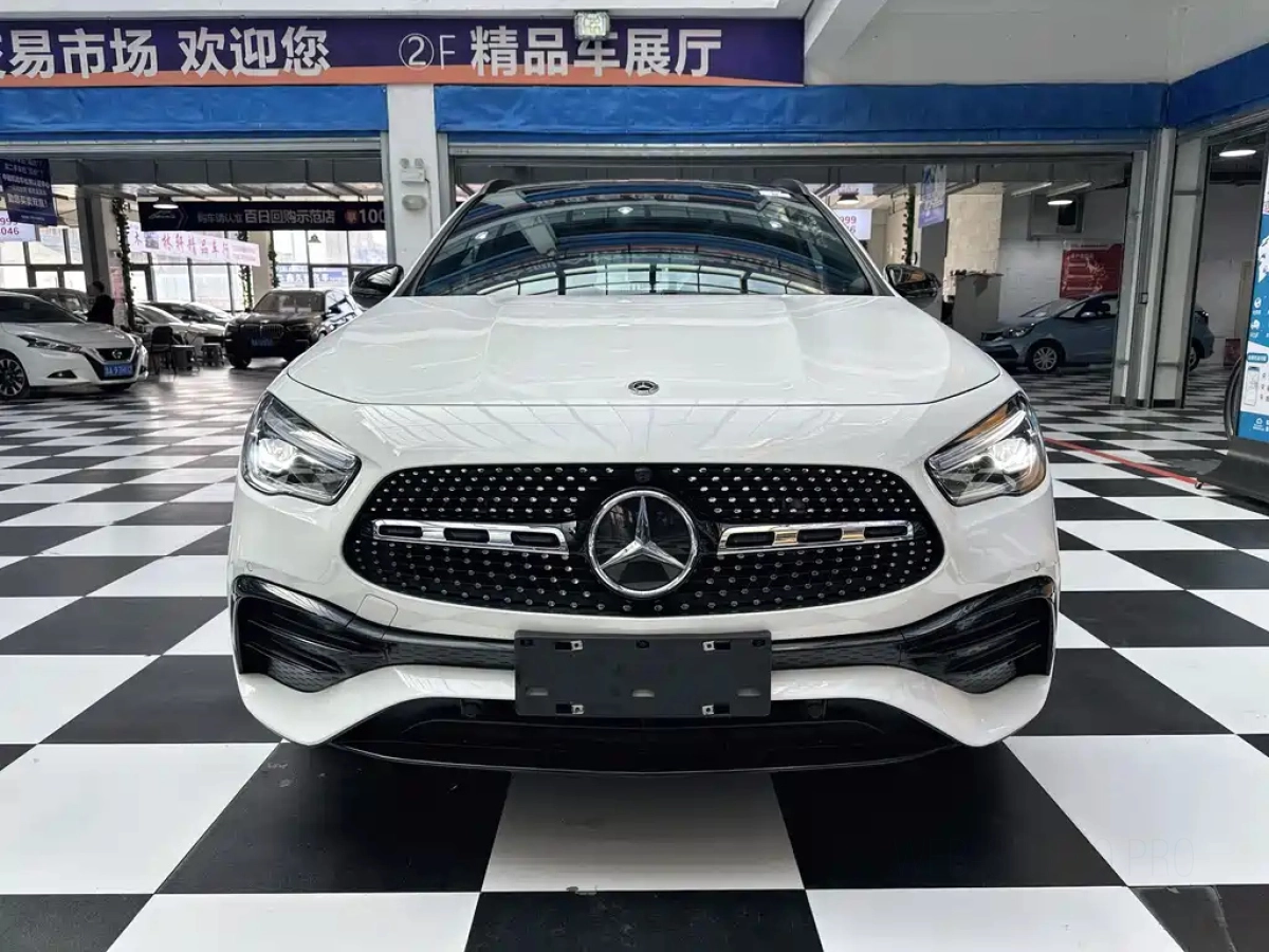 MERCEDES-BENZ GLA