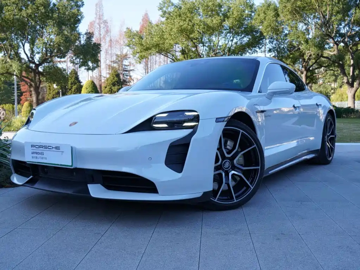 PORSCHE TAYCAN  2024