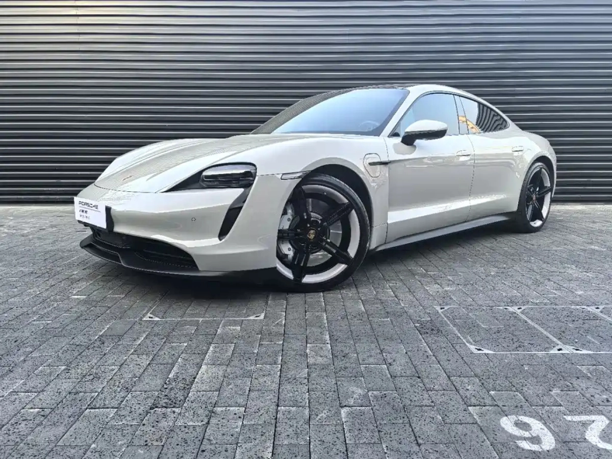 PORSCHE TAYCAN  2024