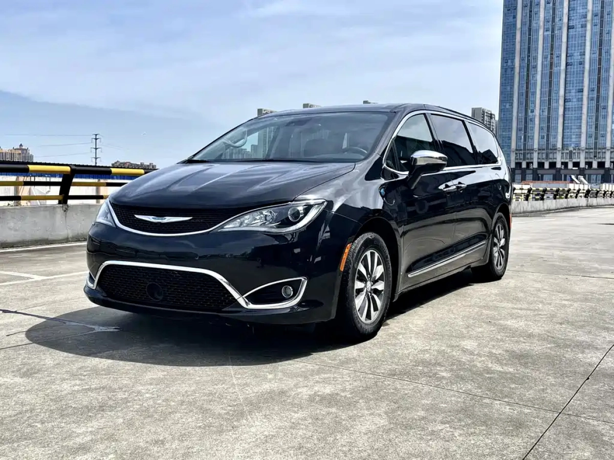 CHRYSLER PACIFICA PHEV IMPORT  2025