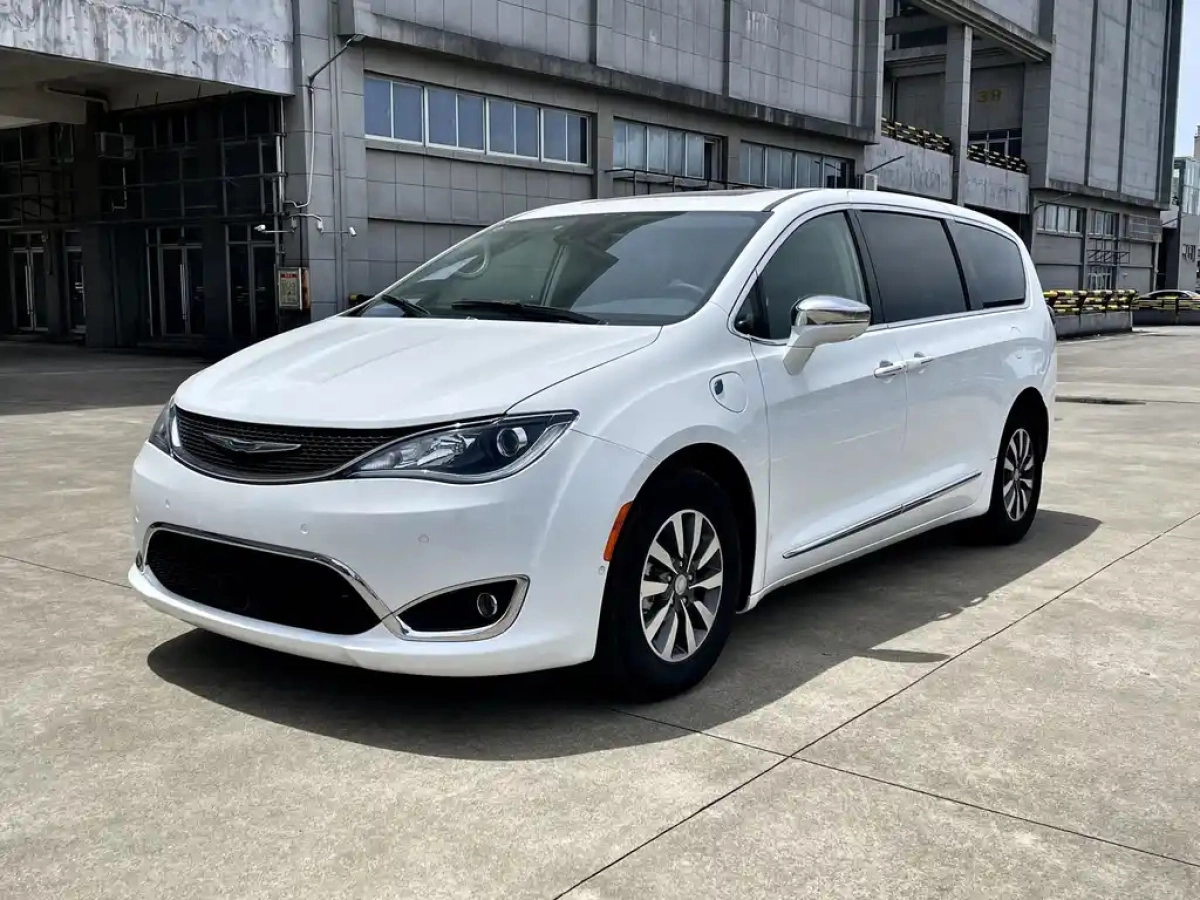 CHRYSLER PACIFICA PHEV IMPORT  2025