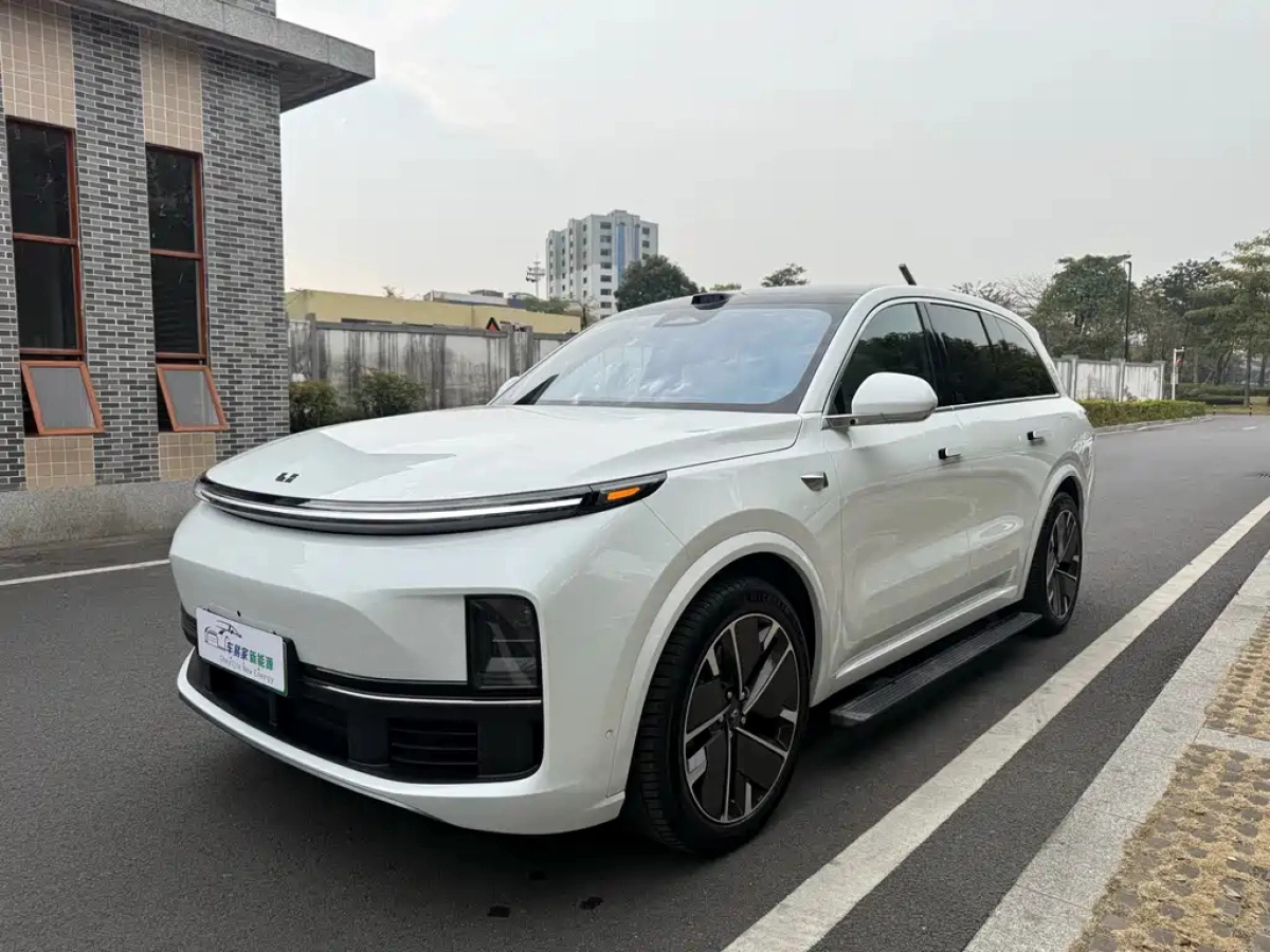 LI AUTO L8  2025