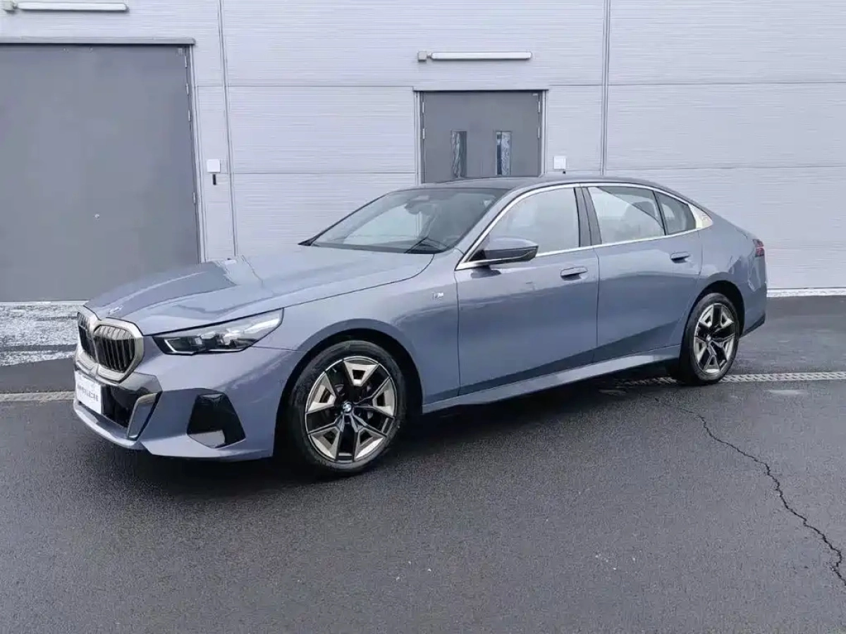 BMW 5 SERIES  2025