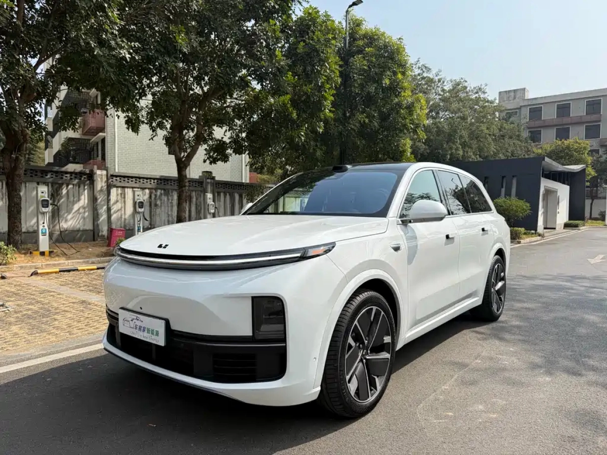 LI AUTO L8  2025
