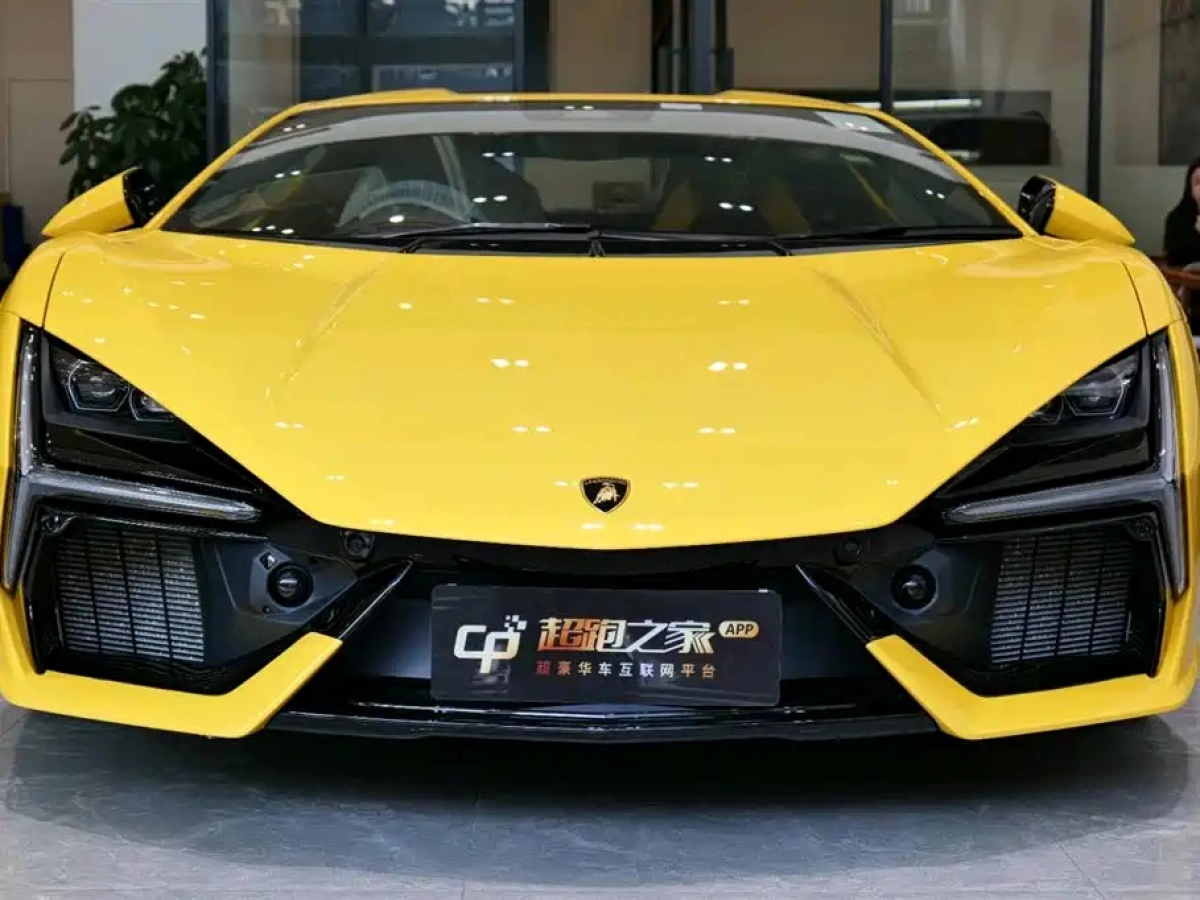 LAMBORGHINI REVUELTO