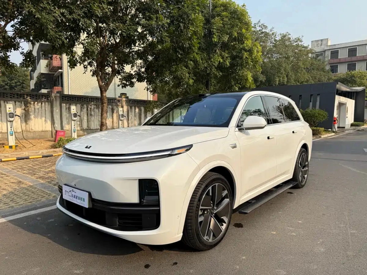 LI AUTO L8  2025