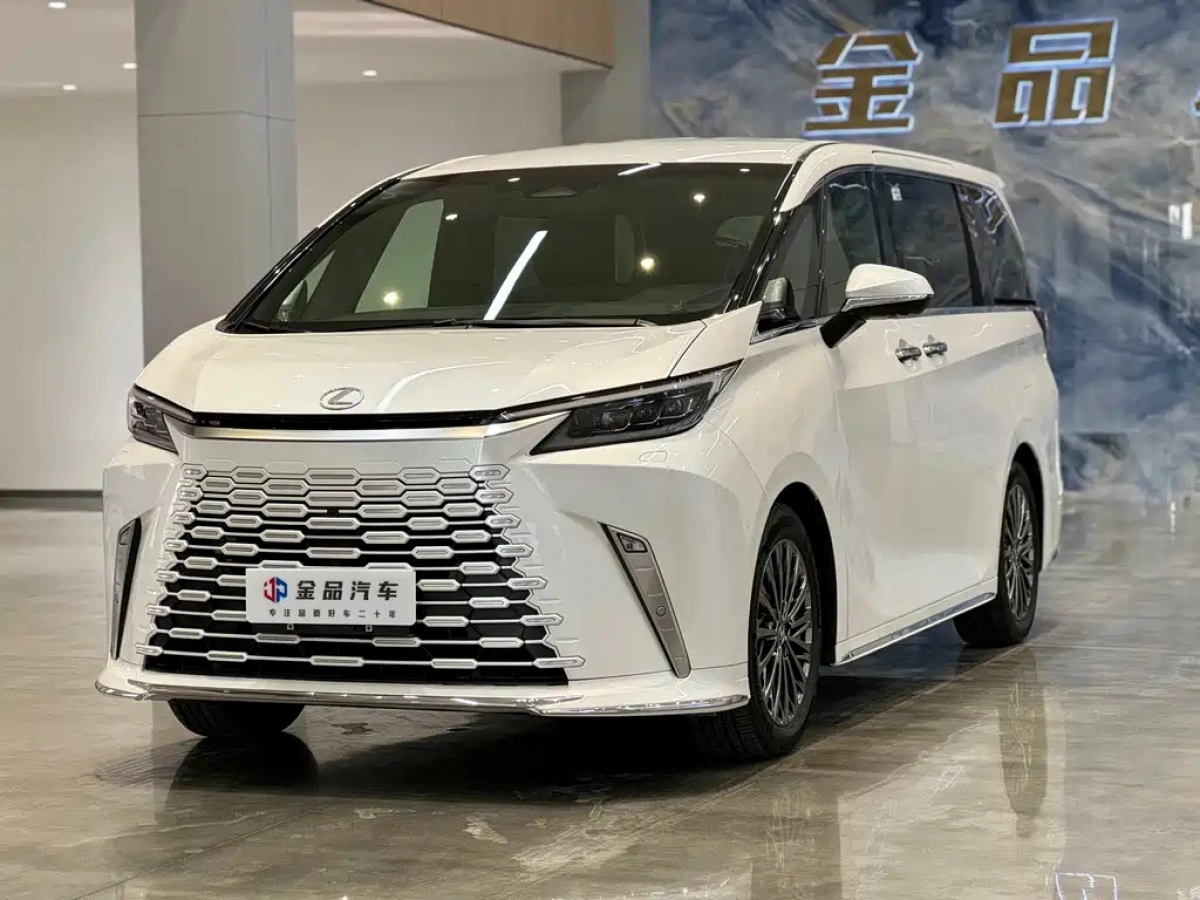 LEXUS LM  2024