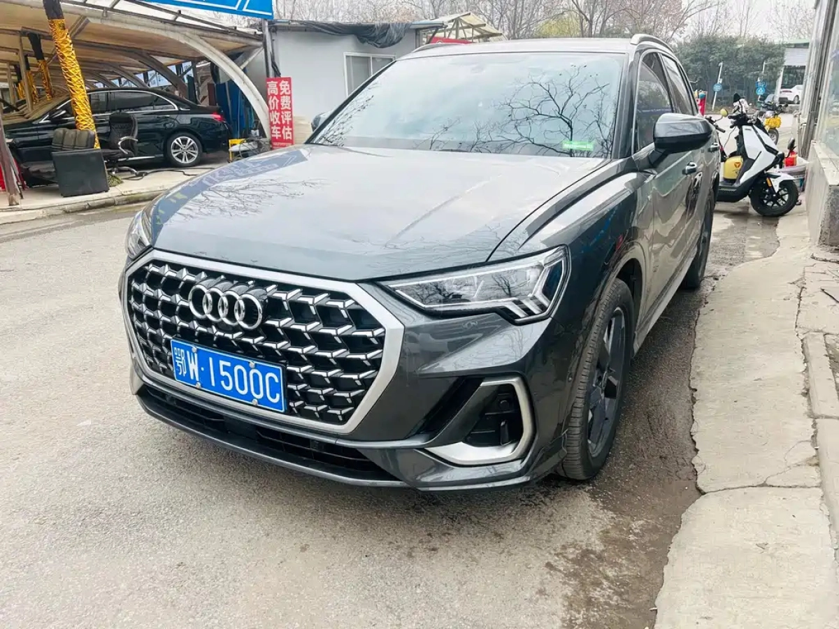 AUDI Q3