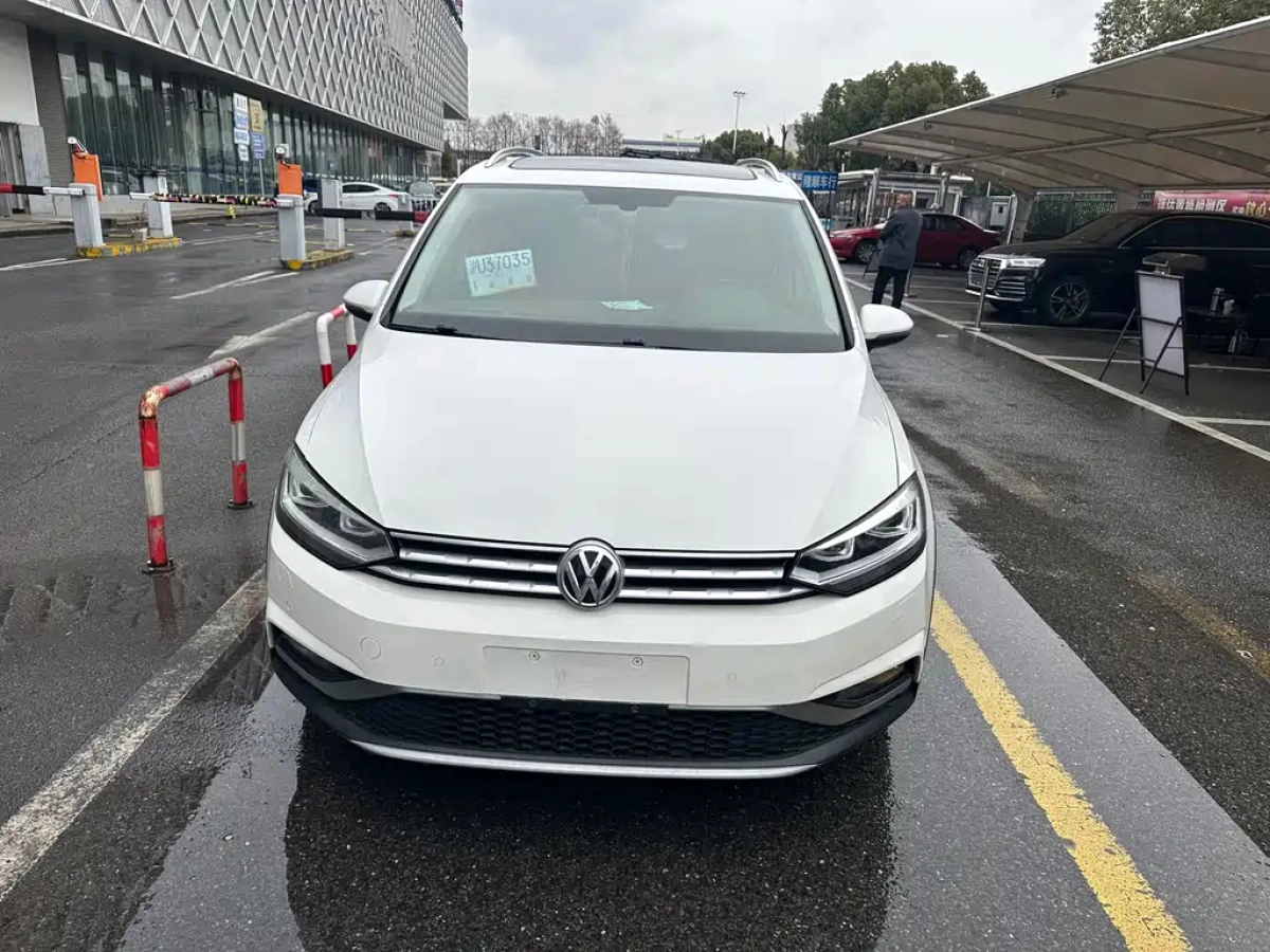 VOLKSWAGEN TOURAN