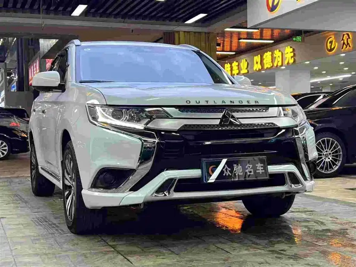 MITSUBISHI OUTLANDER  2023