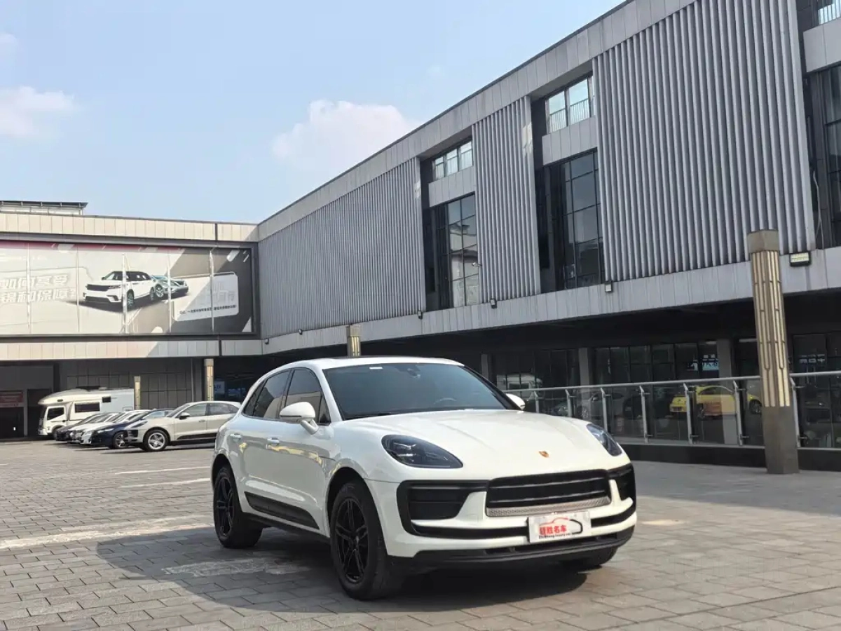 PORSCHE MACAN