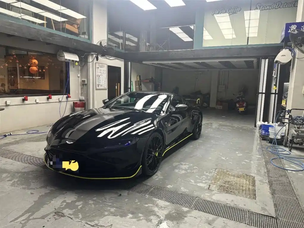 ASTON MARTIN V8 VANTAGE  2022