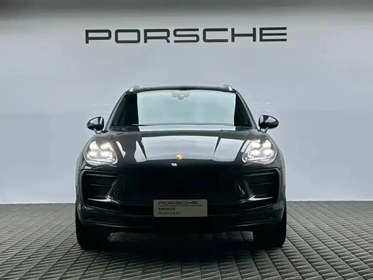PORSCHE MACAN