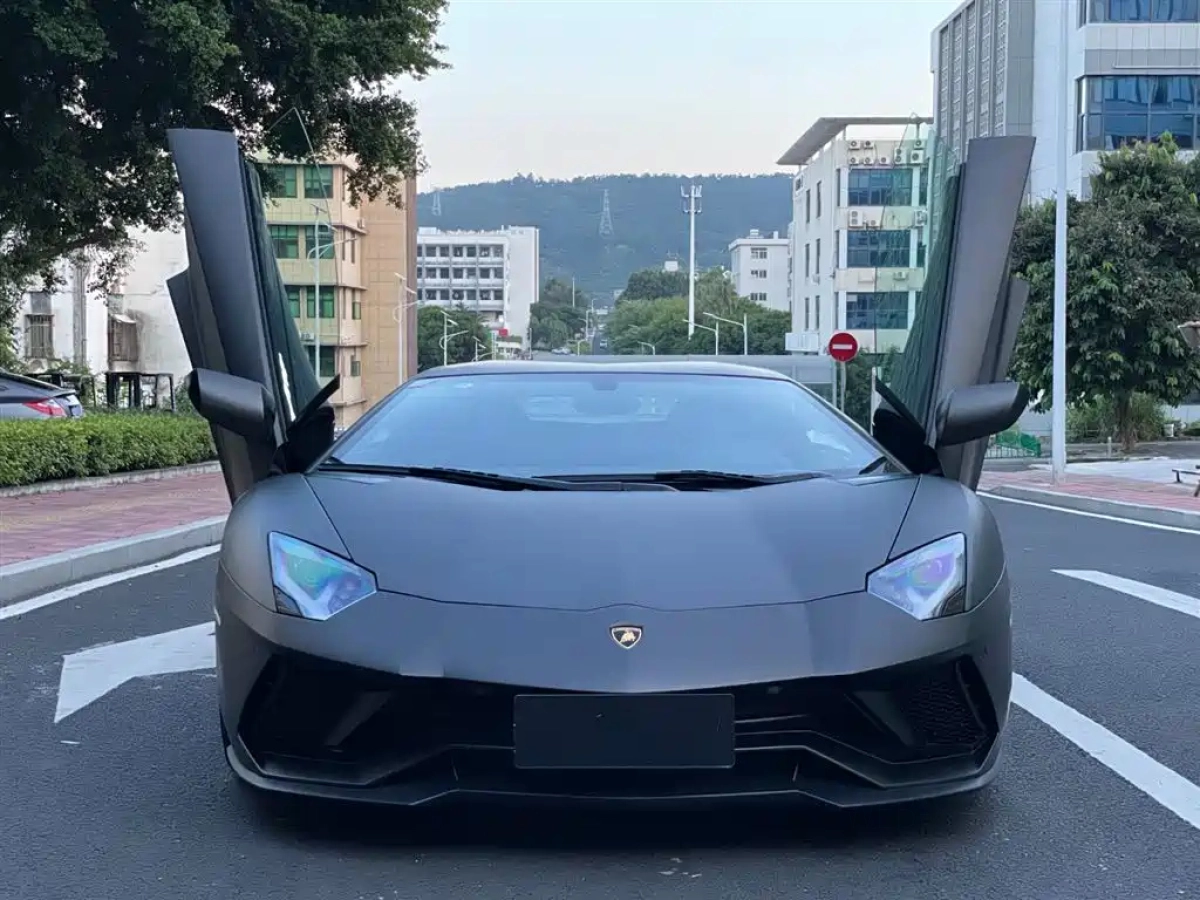LAMBORGHINI AVENTADOR  2019
