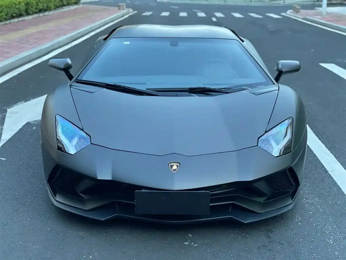 LAMBORGHINI AVENTADOR
