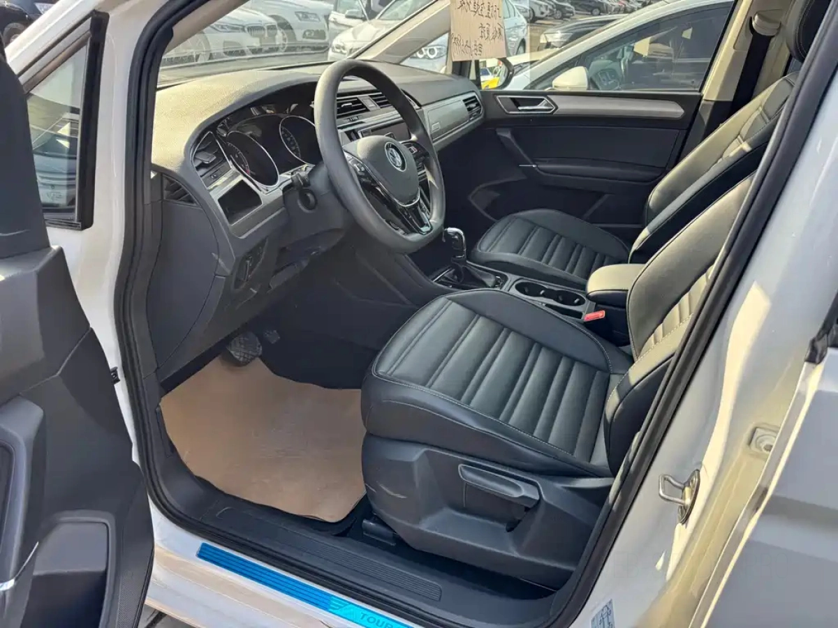 VOLKSWAGEN TOURAN